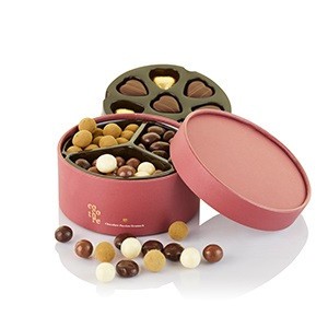 240g. juletilbud 240g mix á marcipanhjerter, dragé, guld foliehjert i rød Cocoture hatteæske